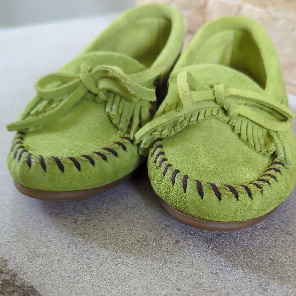 MINNETONKA I NWOT Lime Green Suede Leather Kilty Hardsole Moccasins Shoes, 5 - Picture 4 of 11